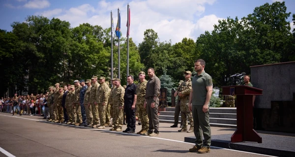 Зеленський прийшов на випускний до курсантів у Києві