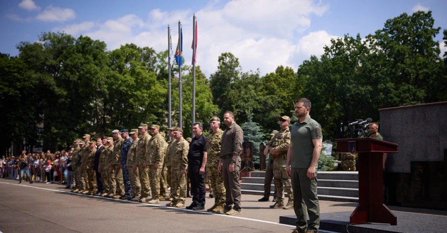 Зеленський прийшов на випускний до курсантів у Києві