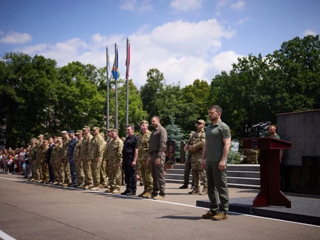 Зеленський прийшов на випускний до курсантів у Києві