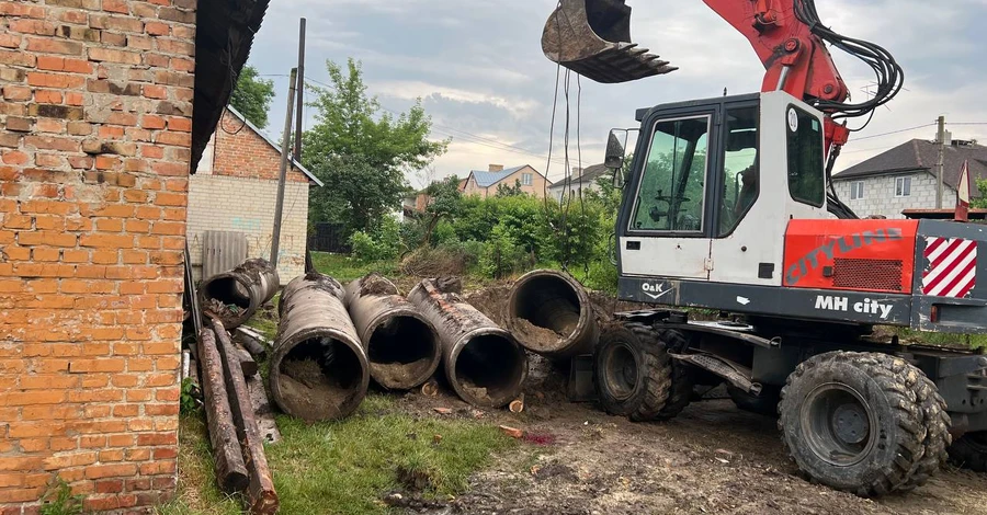 На Рівненщині на депутата обрушилася бетонна труба, постраждалий помер