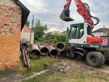 На Рівненщині на депутата обрушилася бетонна труба, постраждалий помер