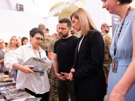 Зеленські на відкритті Книжкового Арсеналу купили книги про війну та здоровий сон