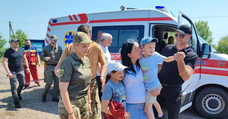 В Украину вернули двух детей, вывезенных россиянами - они полтора года не видели маму