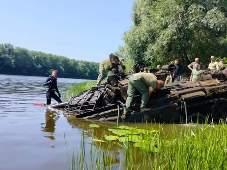 На Чернігівщині з дна Десни дістали танк, затоплений російськими військовими