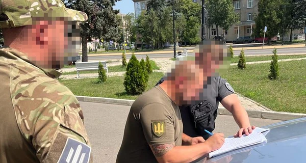 ДБР викрило воєнкома та працівника поліції, які оформлювали липові документи для виїзду за кордон