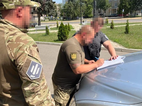 ДБР викрило воєнкома та працівника поліції, які оформлювали липові документи для виїзду за кордон