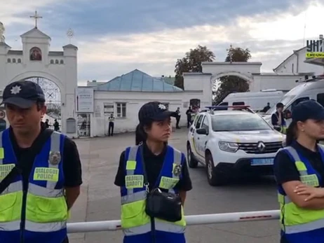 Зранку в Києво-Печерській лаврі - велика кількість правоохоронців