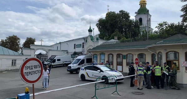 Неизвестные забаррикадировались в Киево-Печерской лавре