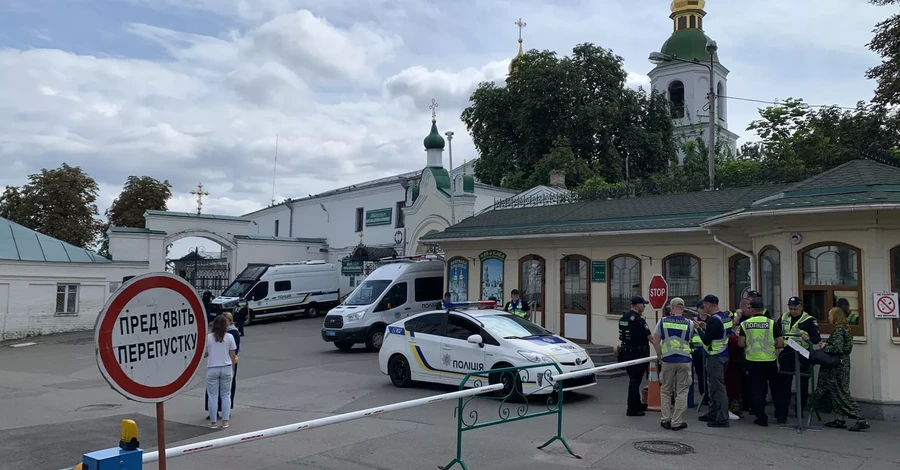 Неизвестные забаррикадировались в Киево-Печерской лавре