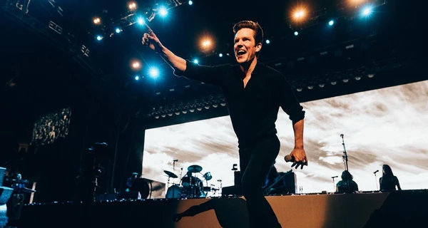 The Killers извинились перед зрителями в Грузии за приглашение россиянина на сцену