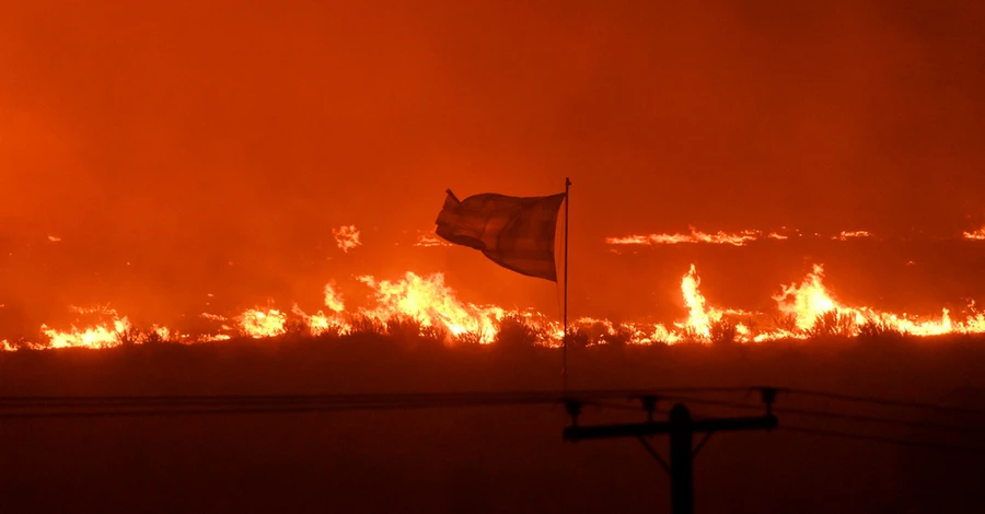 Через лісові пожежі у Греції евакуювали лікарню, дим видно з космосу