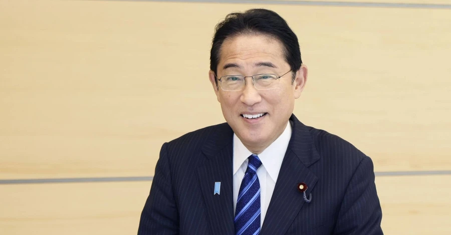Прем'єр Японії публічно з'їв рибу з Фукусіми, щоб довести, що вона не є небезпечною