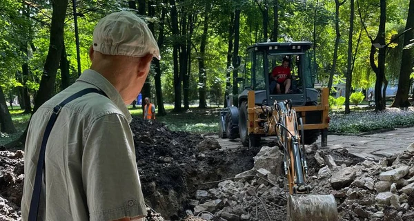 У Чернівцях демонтували радянську братську могилу - вона виявилася порожньою