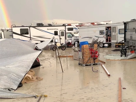 На фестивалі Burning Man, який затопила сильна злива, загинула людина
