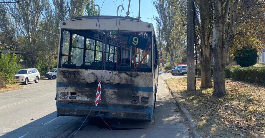 У Херсоні внаслідок російського обстрілу загинули поліцейський та пасажир тролейбуса