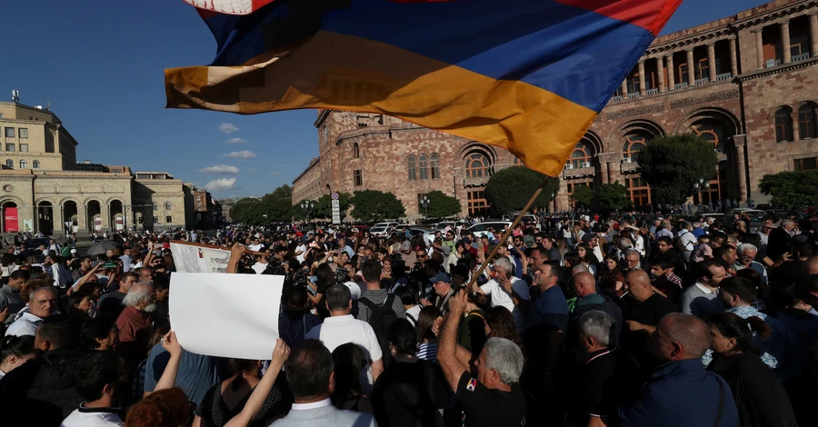 В Нагорном Карабахе 25 погибших, в Ереване - митинги