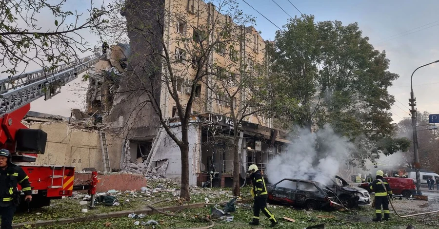 У центрі Черкас внаслідок ракетного удару зруйновано готель, 10 постраждалих