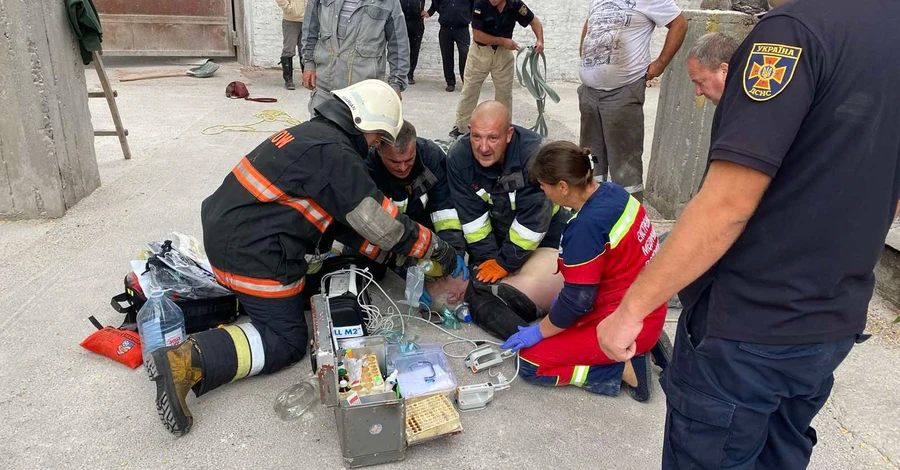 На Чернігівщині двоє людей впали у шахту для завантаження зерна, є загиблий