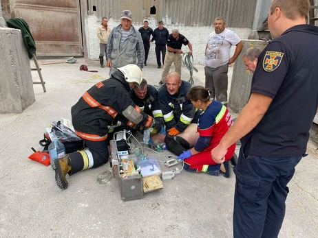 На Чернігівщині двоє людей впали у шахту для завантаження зерна, є загиблий