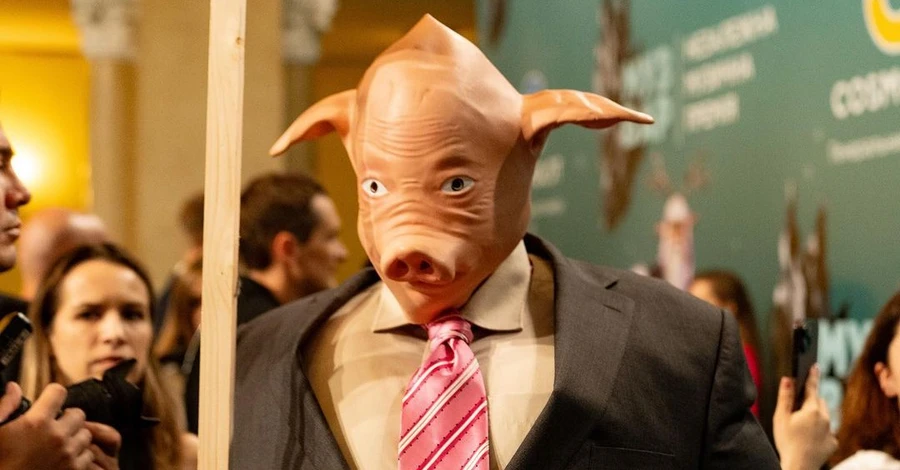 MELOVIN прийшов на церемонію музпремії в образі свині, щоб висміяти чиновників