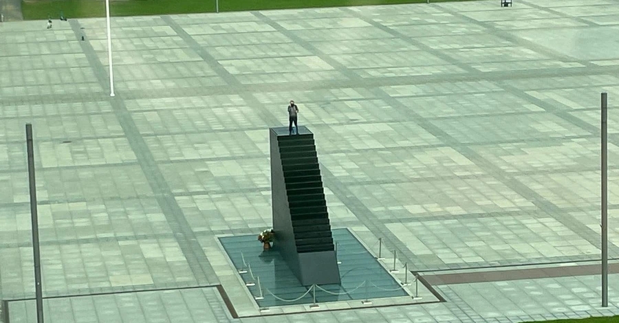У Варшаві чоловік погрожував вибухом із пам'ятника жертвам Смоленської трагедії