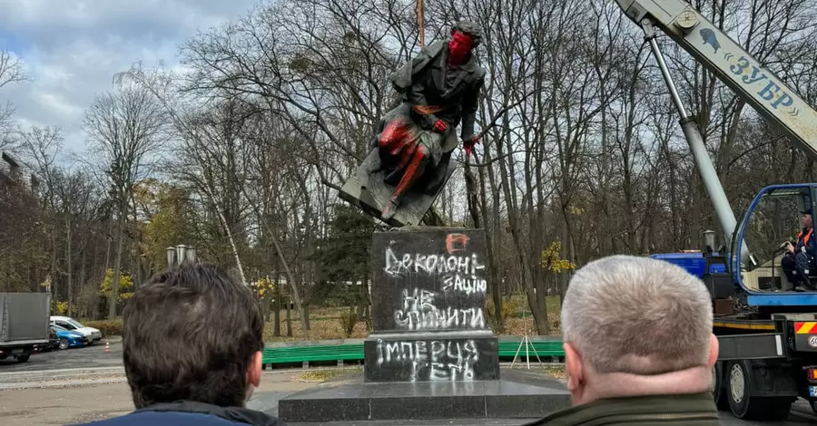 В Киеве на Шулявке демонтировали памятник Пушкину