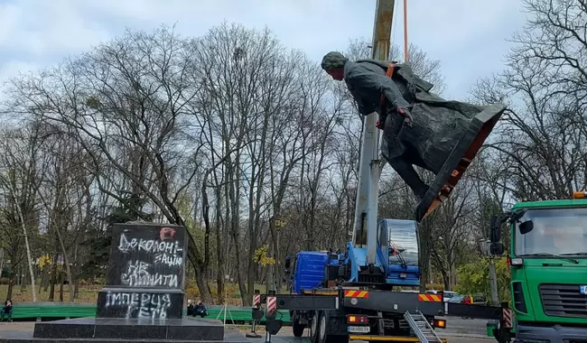 У Києві на Шулявці демонтували пам'ятник Пушкіну