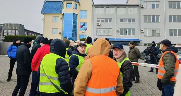 Перевозчики в Луцке и Львове устроили акции протеста под польскими консульствами