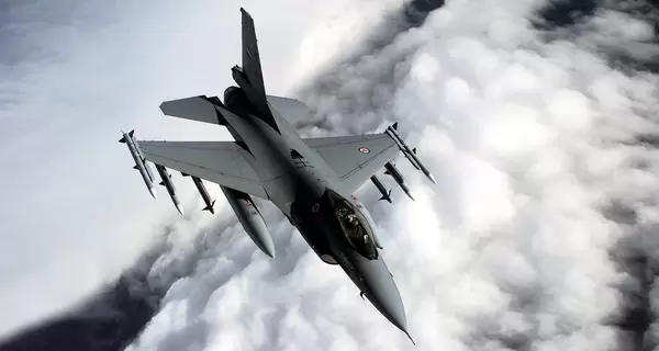 США заявили про початок підготовки українських пілотів на F-16