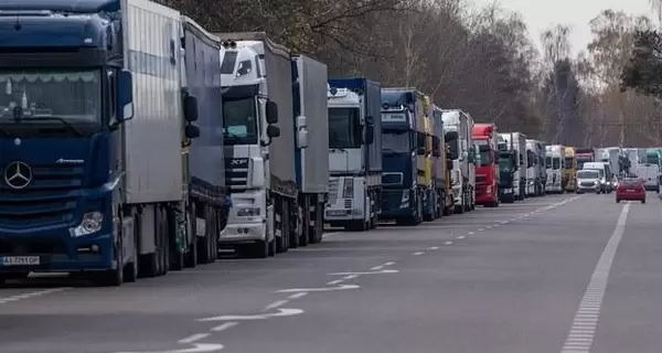 Черга фур на українському кордоні перевищила місяць через страйк польських перевізників