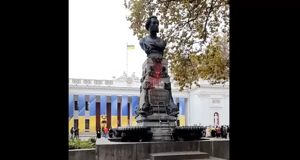 Художник облив фарбою памʼятник Пушкіну в Одесі, який влада вирішила не демонтувати