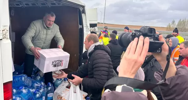 Водіям вантажівок, яких заблокували польські перевізники, почали підвозити їжу