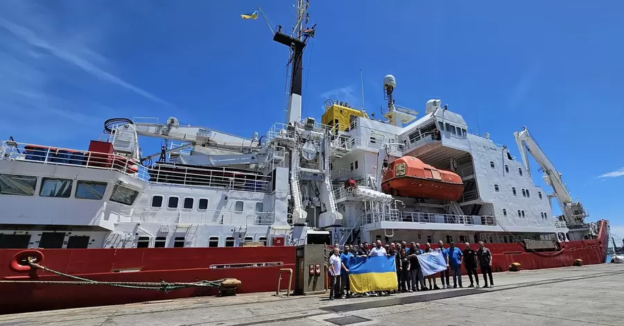 Криголам «Ноосфера» відправився в експедицію з українськими та польськими полярниками