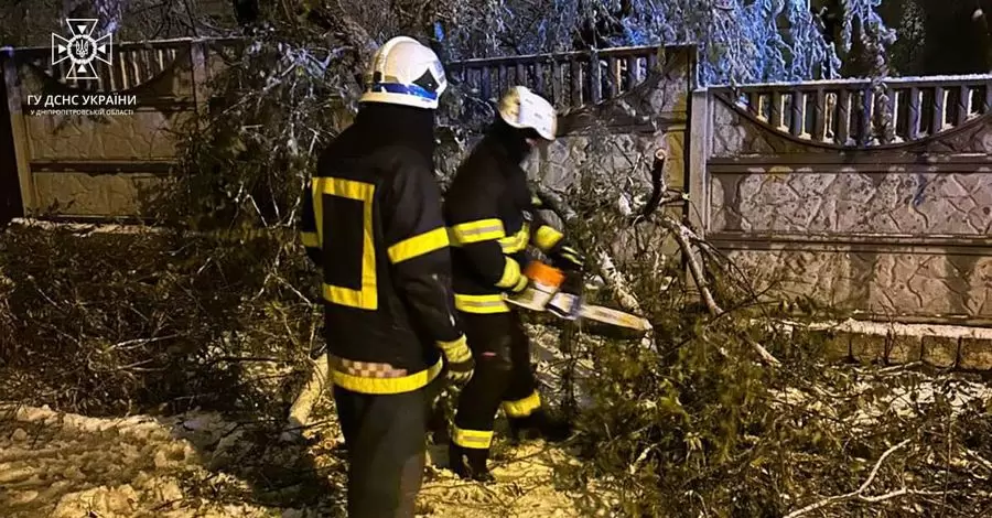 Непогода вызвала «деревопад» в четырех областях, в Запорожье ветер вынес на дорогу бетонный блок