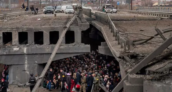 В Ірпені відкрили новий міст замість підірваного, по якому під час окупації евакуювалися люди