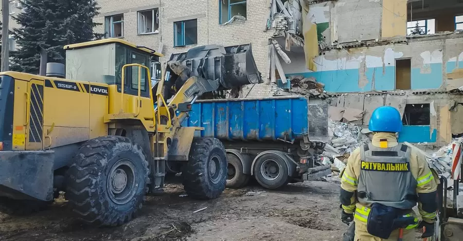 Обстріл Селидового: з-під завалів дістали тіло третього загиблого