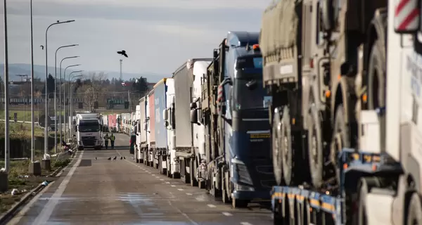 Дальнобійники, що застрягли на кордоні: Закінчується їжа, вода і паливо, але вантаж не кинемо