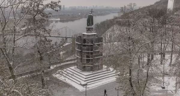 Из-за снегопадов и гололедицы в понедельник ограничат въезд грузовиков в Киев