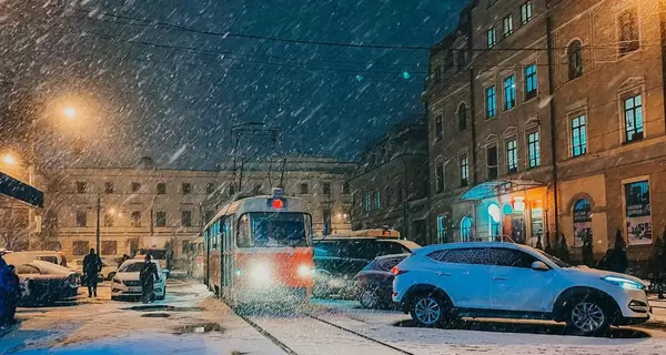 Трасса Киев-Одесса заметена, люди 12 часов находятся в снеговой ловушке