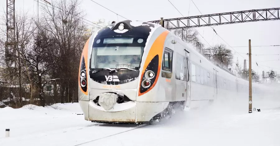 Через негоду деякі потяги Укрзалізниці курсують із затримками