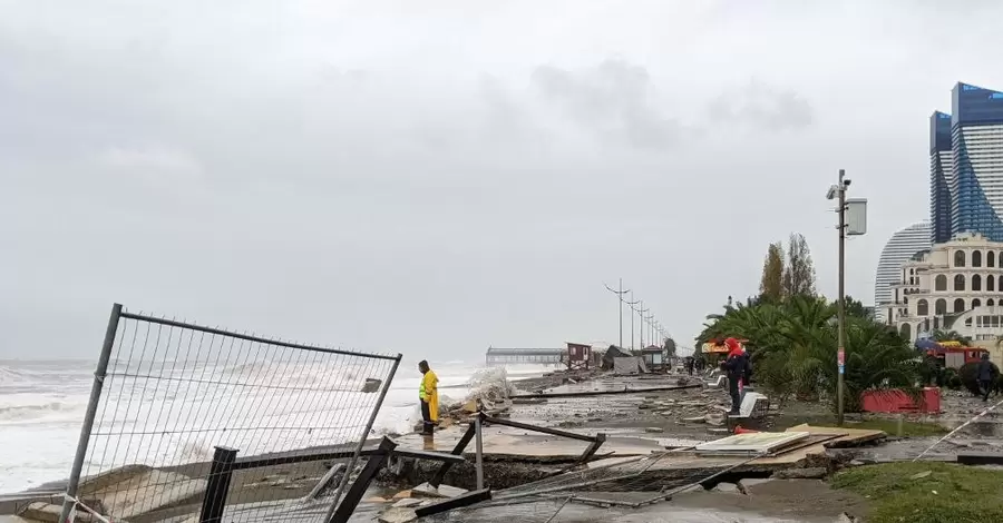 Шторм у Чорному морі дістався до Грузії