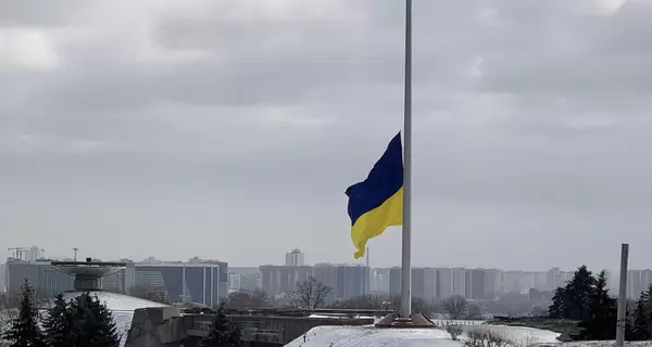 В Киеве заменили полотнище самого большого флага Украины, которое повредил ветер