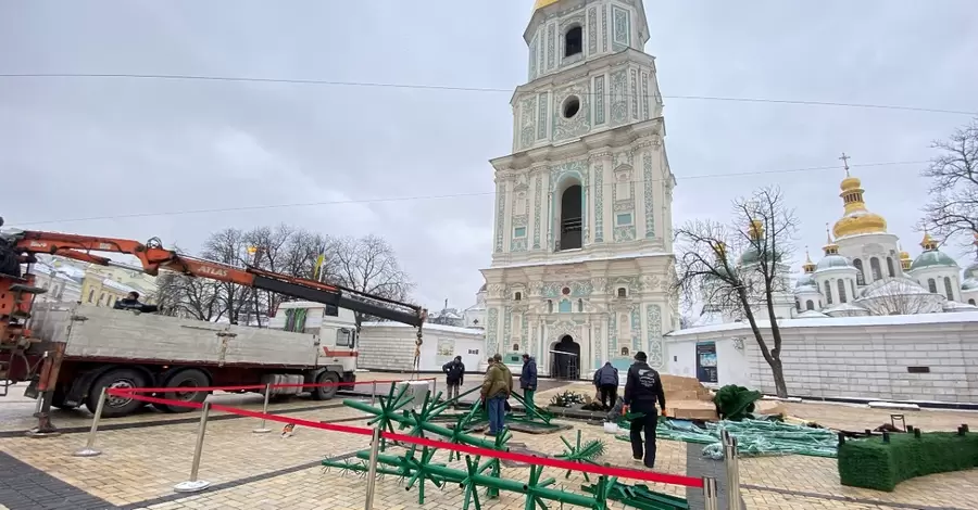 У центрі Києва почали монтаж головної ялинки