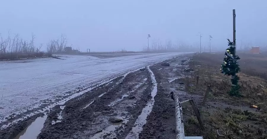  Волонтер розповів, як йому вдалося встановити новорічну ялинку під Бахмутом