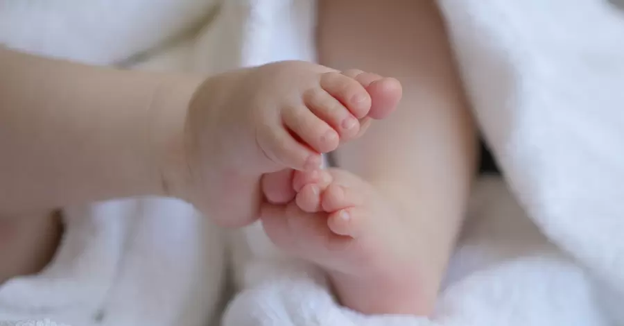 На Прикарпатті чоловік знайшов біля свого будинку тіло новонародженої дитини