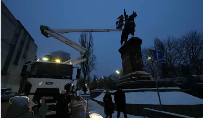 В Киеве демонтируют памятник Щорсу