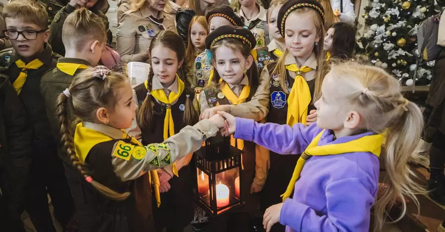В Україну прибув Вифлеємський вогонь миру