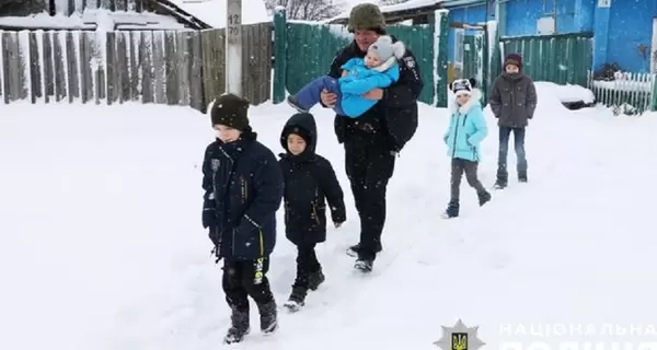 В Черниговской области эвакуировали в безопасное место семью с шестью детьми и котом