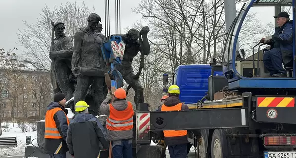 В Киеве снесли памятник экипажу бронепоезда 