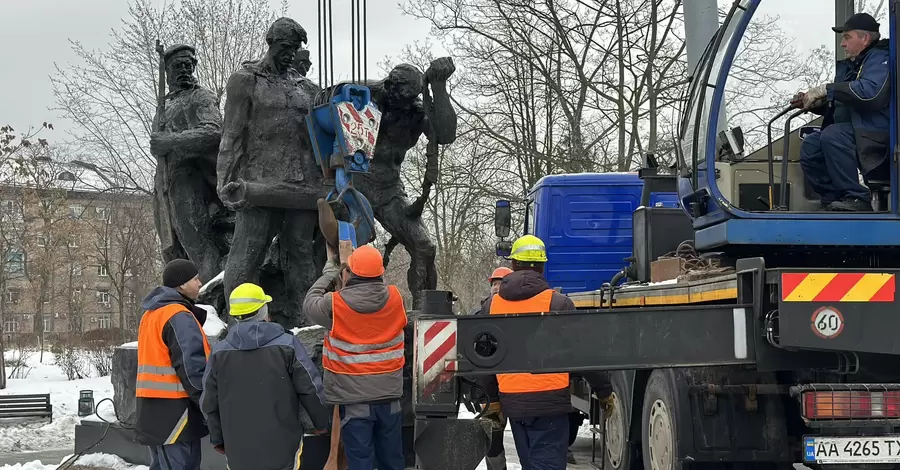 У Києві знесли пам'ятник екіпажу бронепоїзда 